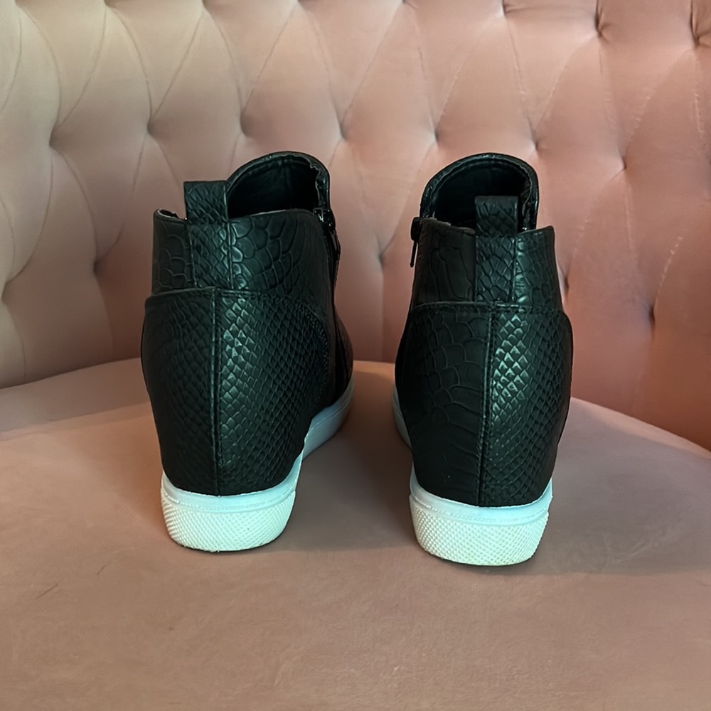 Sneakers - Picture 5 of 6